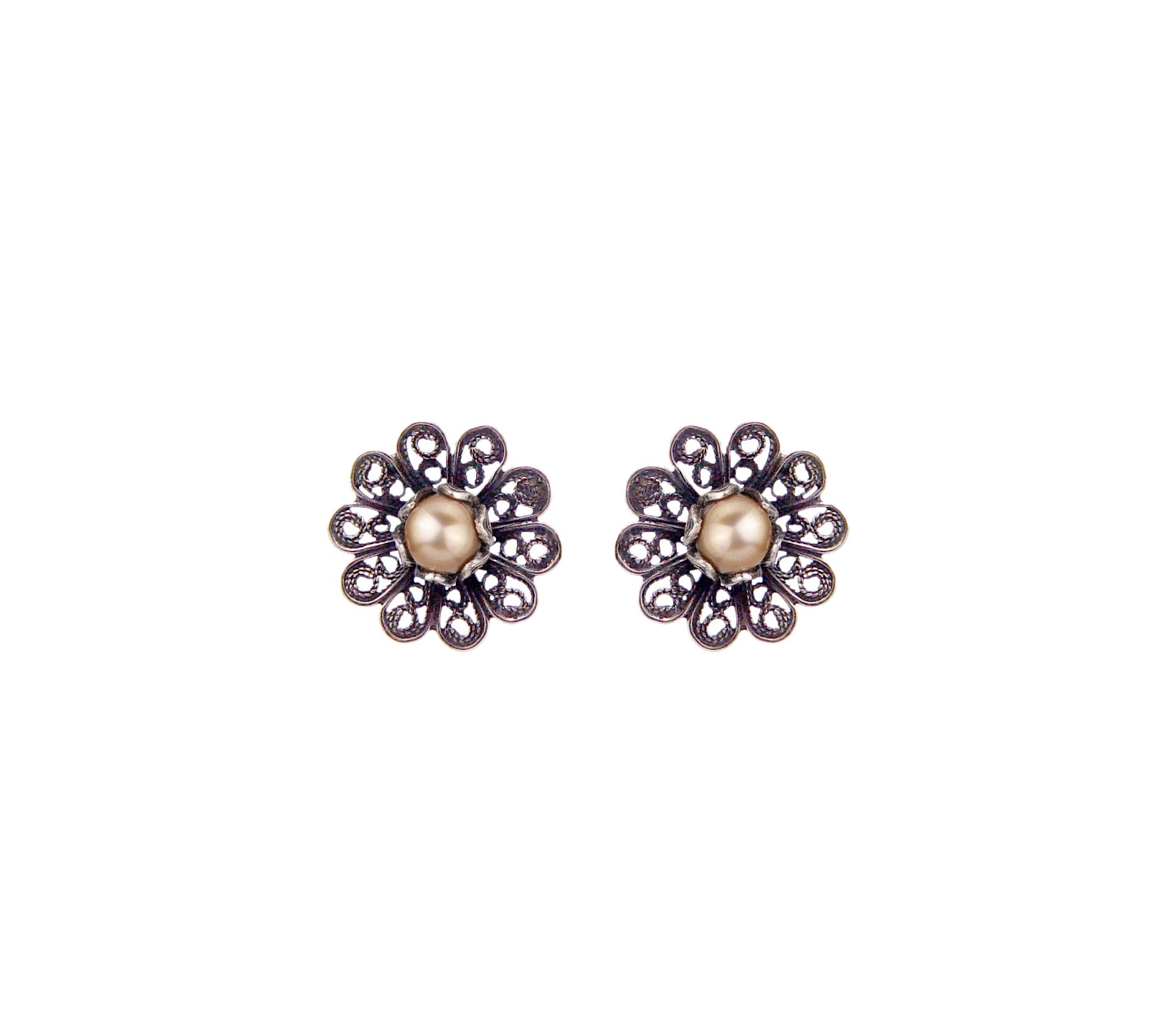 Zinnia earrings with cream pearl