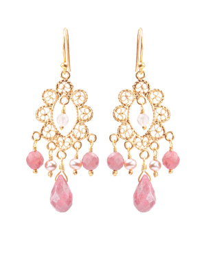 Orecchini in pizzo rosa - con rodolite, perla rosa e quarzo rosa ✿ 