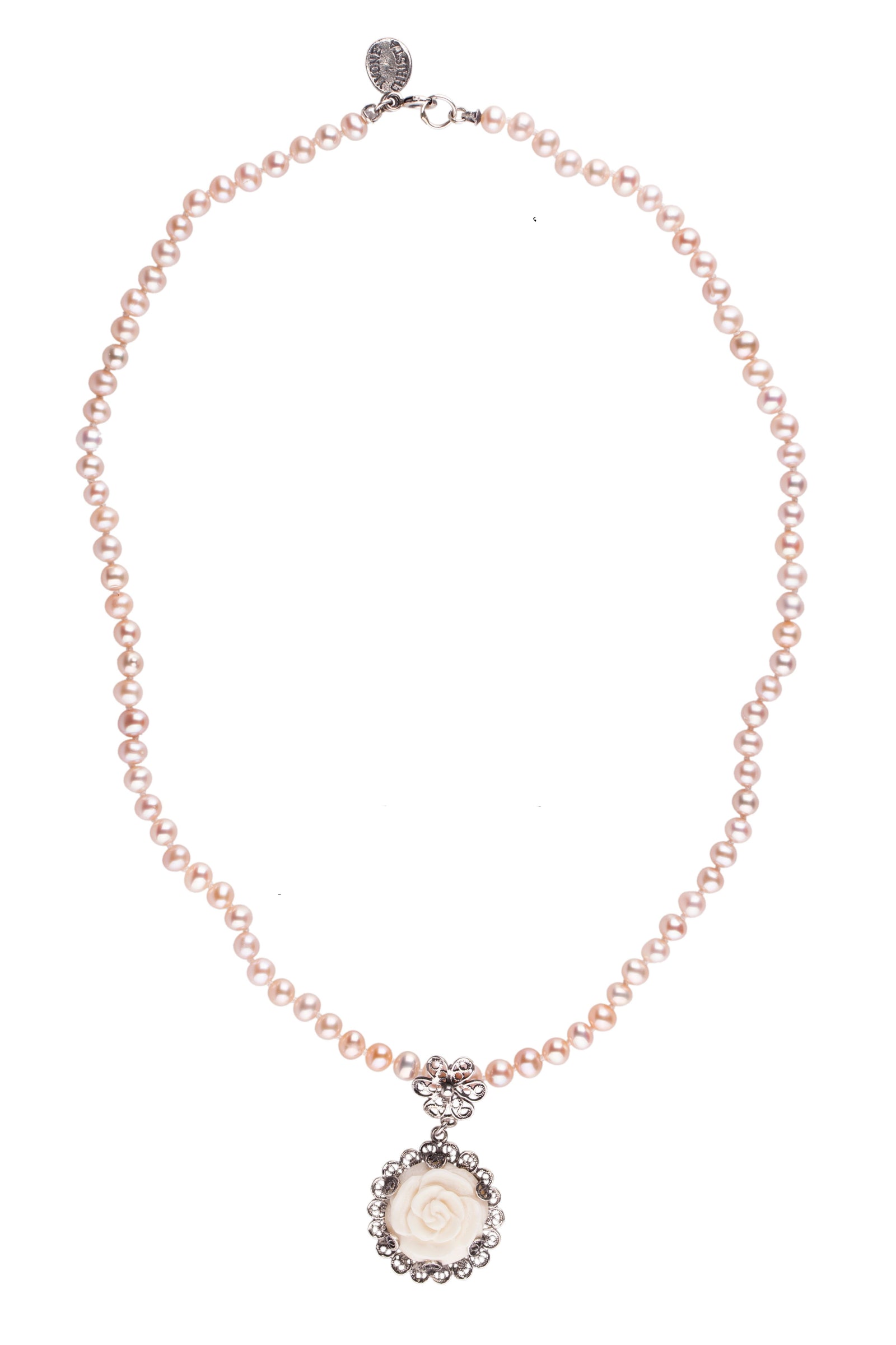 Collana con ciondolo a forma di fiore intagliato 