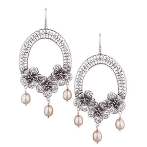 Yvone Christa_Edelweiss earrings - large- cream pearls_E4281