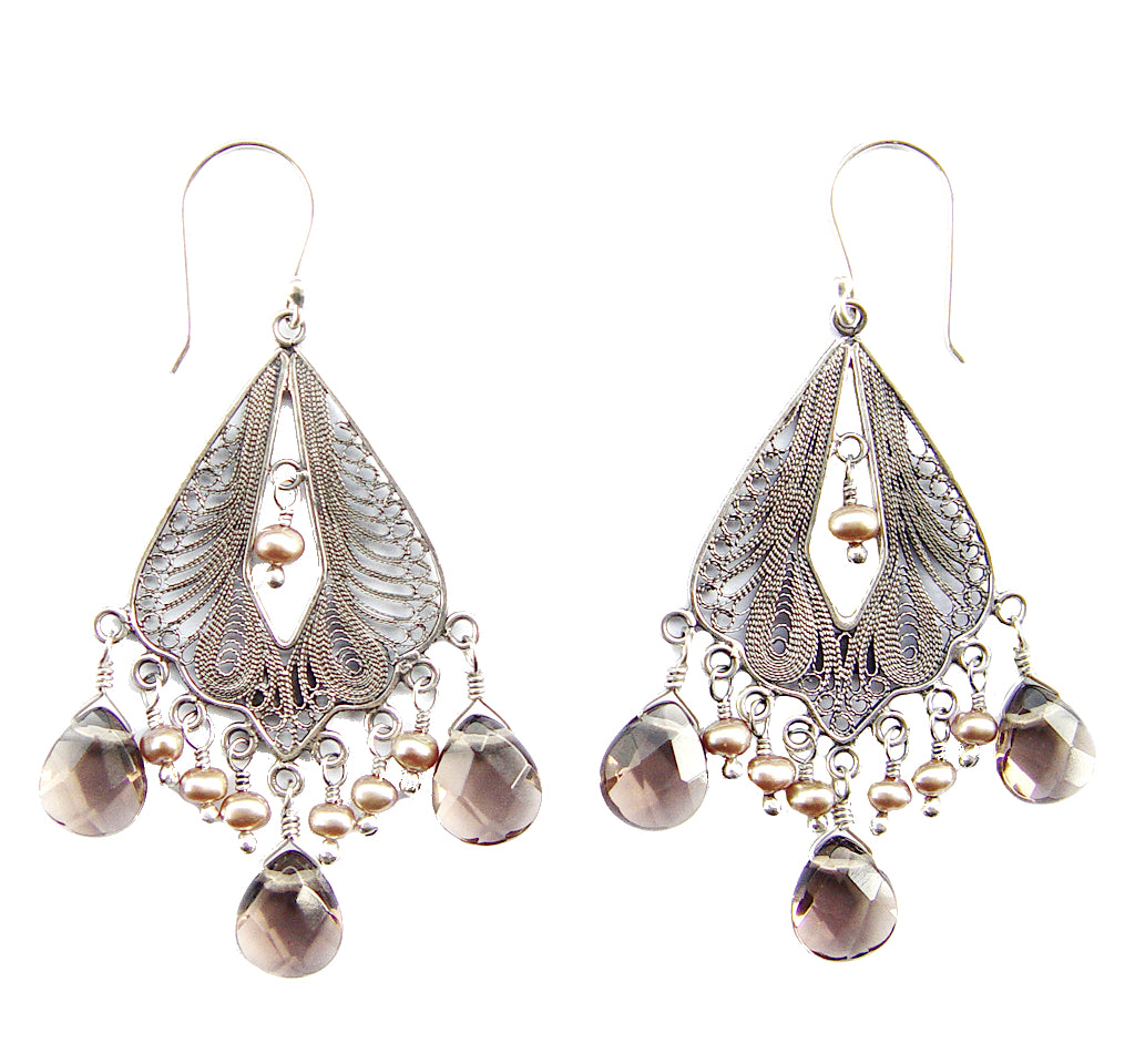 Boucles d'oreilles Flow Chandelier avec topaze fumée et perles crème 