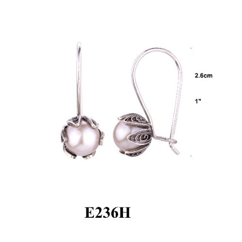 Boucles d'oreilles pendantes coupe tulipe - perle rose - petites 