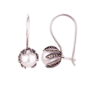Yvone Christa_TULIP CUP HANGING EARRINGS - WHITE PEARL - MEDIUM_E237H