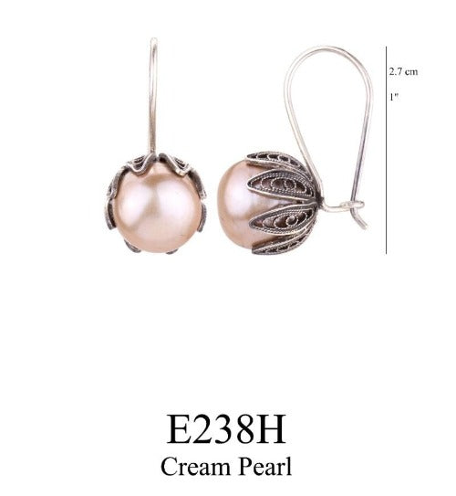 Boucles d'oreilles pendantes coupe tulipe - perle crème - grande 