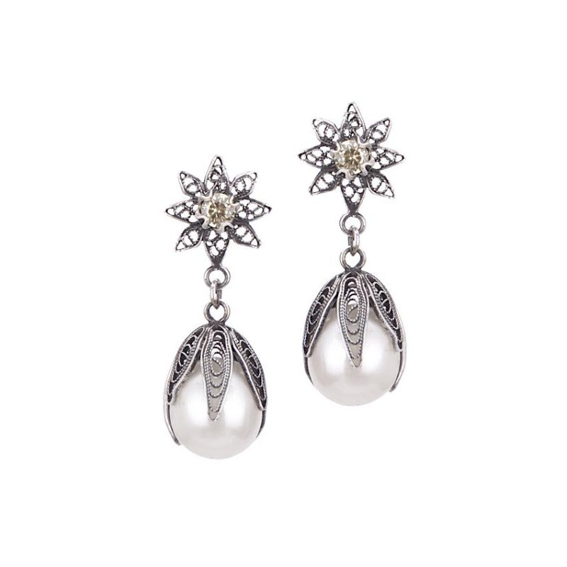 Yvone Christa_Tulip pearl drop earrings on flower post_E4305