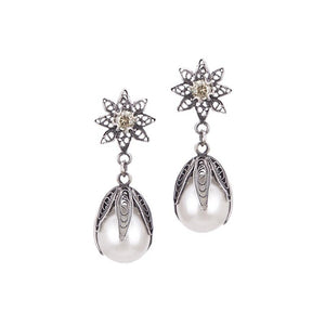 Yvone Christa_Tulip pearl drop earrings on flower post_E4305