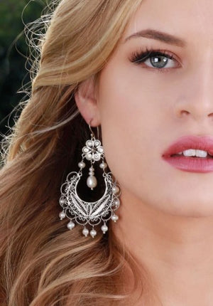 Frida chandelier earrings - white pearls