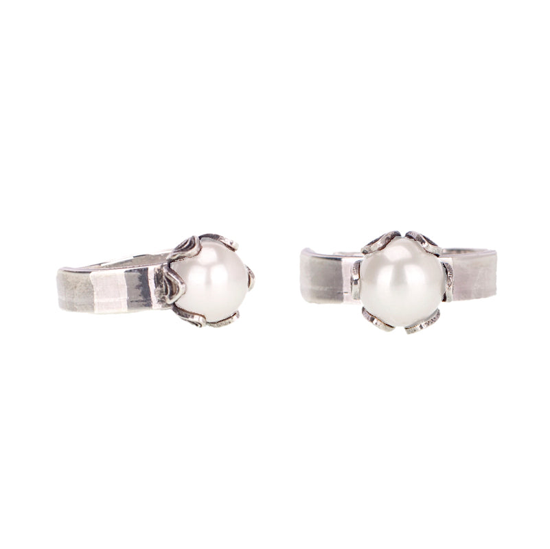 Tulip cup ring - white pearl - medium_R010 by Yvone Christa